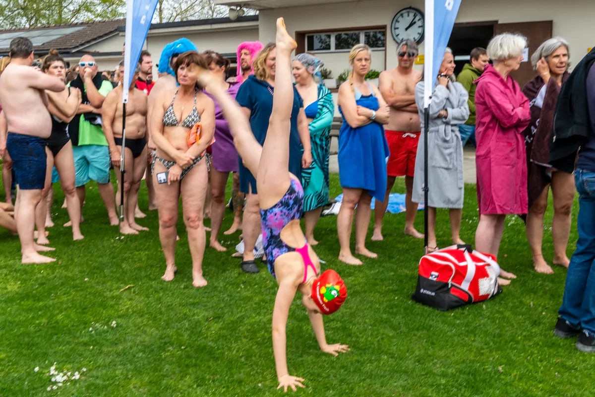 Eine Frau macht den Handstand.